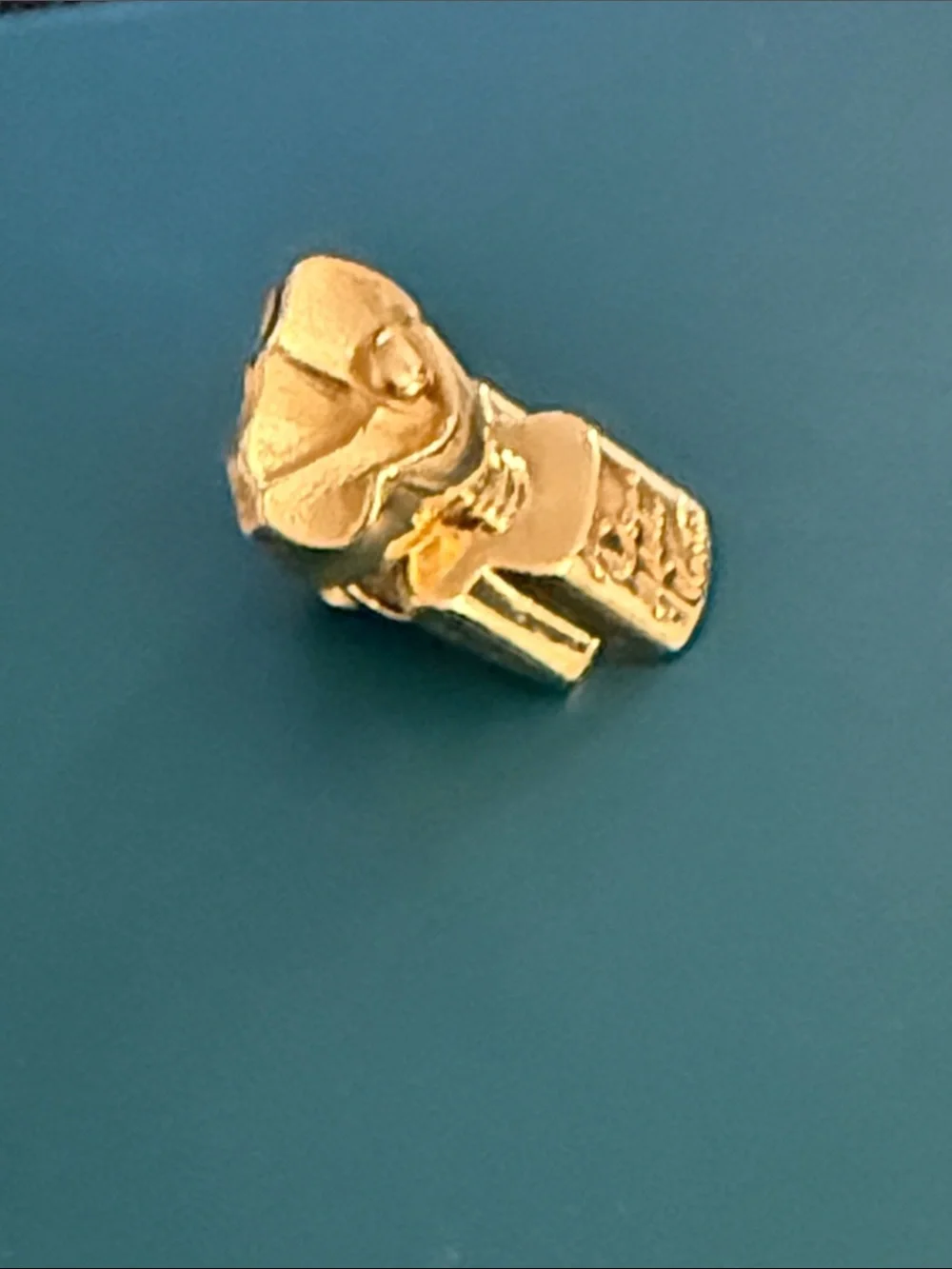 Oscar de la Renta elegant gold
